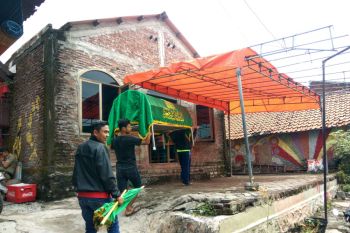 Warga di tengah kuburan di Semarang bikin TPS bernuansa horor