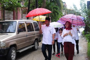 Hugua mencoblos di TPS 12 Lahundape