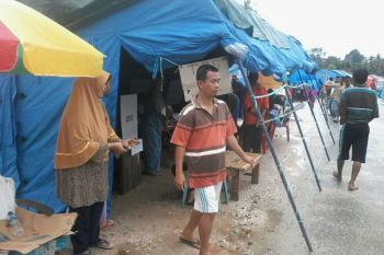 Korban banjir Kendari memilih tenda darurat