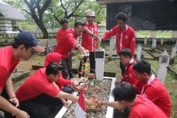 Kader DAG tabir bunga peringati HUT