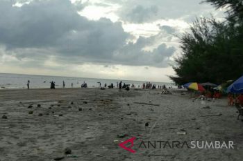 Wisatawan lokal serbu pantai Pasia Tiku
