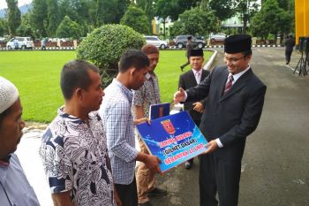Pemkab Agam bantu nelayan Tiku peralatan menangkap ikan