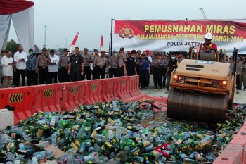 Kapolda Musnahkan Ribuan Botol Minuman Beralkohol