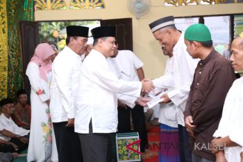 Serahkan Bantuan Dana Hibah