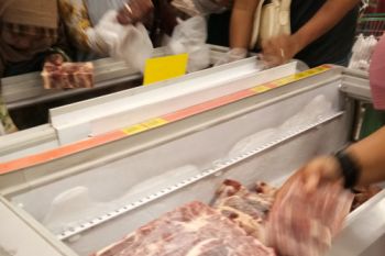 Warga minati daging beku