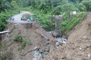 Jembatan Penghubung tiga desa/kelurahan di Batui putus