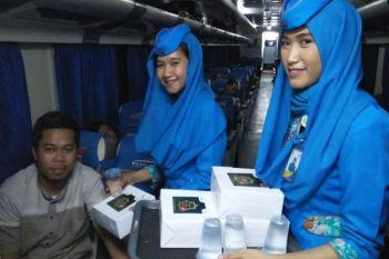 KAI Tanjungkarang bagikan makan sahur gratis ke penumpang