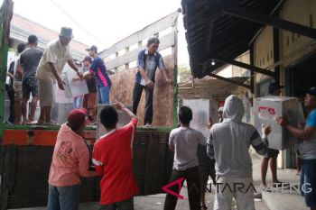 Polisi kawal distribusi kotak suara di Kudus