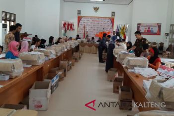 KPU Lamandau kerahkan puluhan orang lipat kertas suara