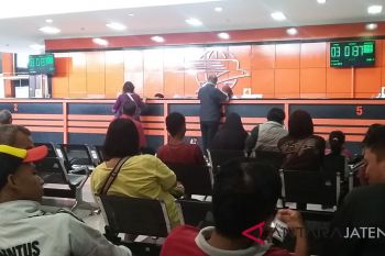 Pengantre di Kantor Pos lebihi 300 orang, petugas ditambah