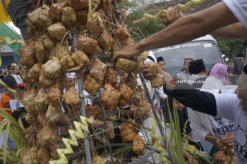 Ribuan Warga Trenggalek Rayakan Lebaran Ketupat