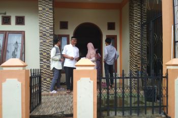 Mahyeldi mencoblos di TPS 7 Parupuak Tabing