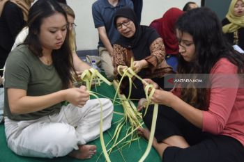 Mahasiswa Asing Belajar Merangkai Ketupat
