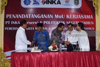 Penandatangan MoU INKA dengan Politeknik