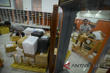 Pengiriman paket jelang lebaran