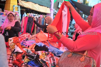 Pasar 16 ilir Palembang padat, warga berburu busana lebaran
