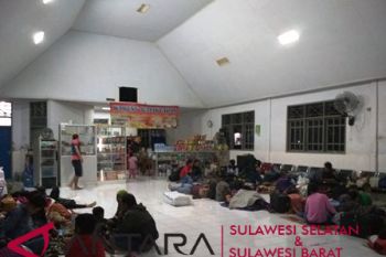 Puluhan penumpang terlantar di Pelabuhan Mamuju