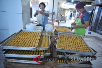 Jelang lebaran produsen kue kering banjir pesanan