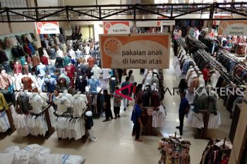 Jelang Lebaran, masyarakat padati pusat perbelanjaan
