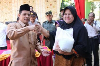 Sejumlah BUMN bagikan sembako gratis di Solok