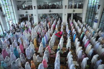 Masyarakat shalat Idul Fitri di jalur transjakarta