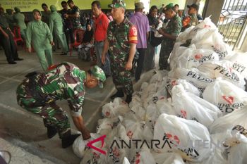 TNI bagikan sembako
