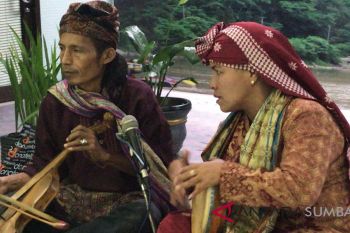 Hiburan tradisional sambut pemudik di Bandara Minangkabau