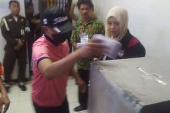 Nyono Gunakan Hak Pilih di Rutan Kejati Jatim