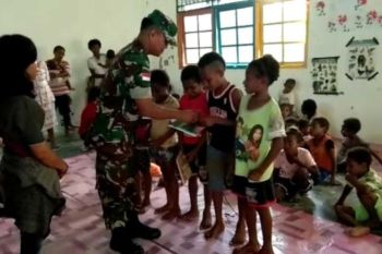 Sagas Yonif 121 MK bagi buku kepada anak-anak perbatasan