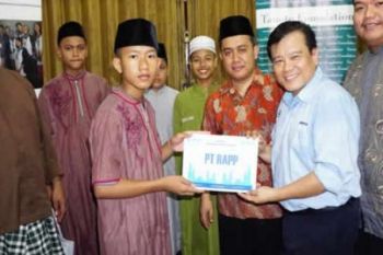 Alumni Penerima Beasiswa Tanoto Foundation Riau Berbagi ke Puluhan Anak Yatim