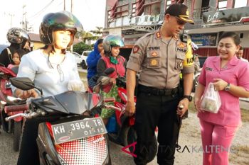 Polres Gumas dan Bhayangkari laksanakan bagi takjil