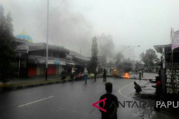 Keluarga korban pembunuhan blokade jalan di Timika