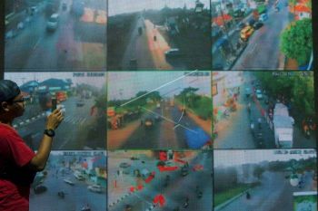 Memantau jalur mudik