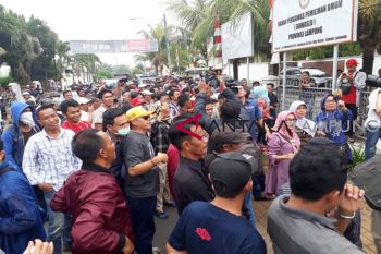 Ratusan orang demo Bawaslu Lampung