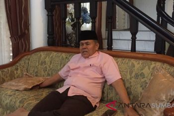 Emzalmi mencoblos di TPS 1 Cupak Tangah