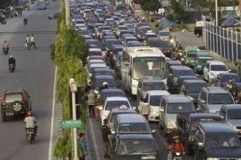 Fly Over Masih Dikerjakan, Parkir Liar di Mal SKA Makin Biikin Macet 