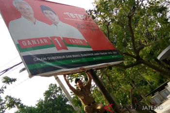 Masih terpasang, Ganjar copoti sendiri APK Ganjar-Yasin