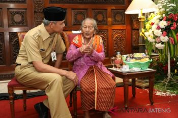 Mbah Bandiyem, si penjual buah ikut halal bihal dengan Ganjar
