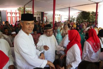 Ganjar Pranowo: Hal terpenting silaturahim adalah berjabat tangan