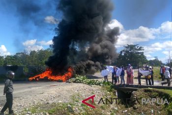 Guru honorer Mimika blokade jalan terkait insentif