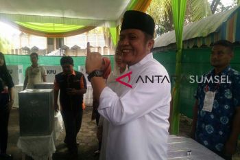 Herman Deru mencoblos di TPS 35