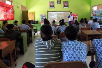 Tim Safety Riding CV. Anper sambangi SMKN 3 Palu