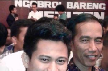 Duet Doktor-Dokter Ciptakan Lagu "Tetap Jokowi"