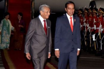 Presiden sempatkan berdiskusi dengan menterinya sambil menunggu Mahathir