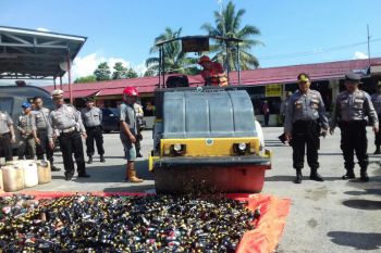Ribuan liter miras hasil operasi di Solo dimusnahkan