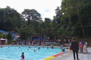 Kolam renang Ngalau Payakumbuh mulai dipadati pengunjung (video)