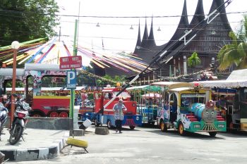 Arena bermain di Padang padat pengunjung, wisatawan harapkan penambahan sarana prasarana