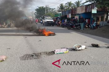 Pendulang emas tradisional Timika blokade jalan