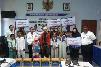 Pengelola Bandara Frans Kaisiepo salurkan bantuan bahan makanan pokok