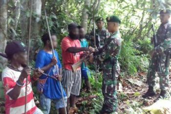 Satgas Yonif 501 Kostrad kembali terima penyerahan senpi dari warga
